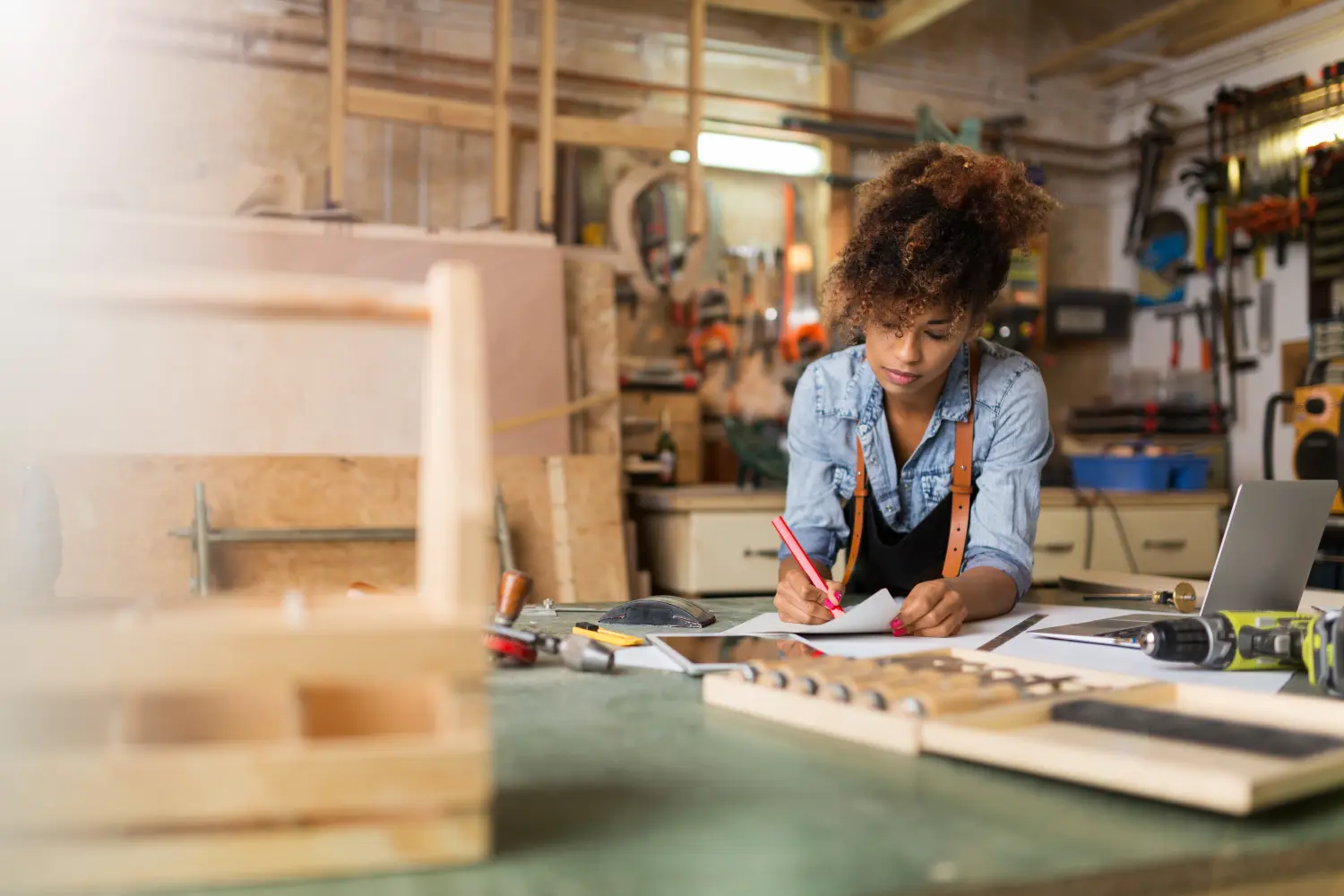 Afroamerikanische Handwerkerin arbeitet in ihrer Werkstatt